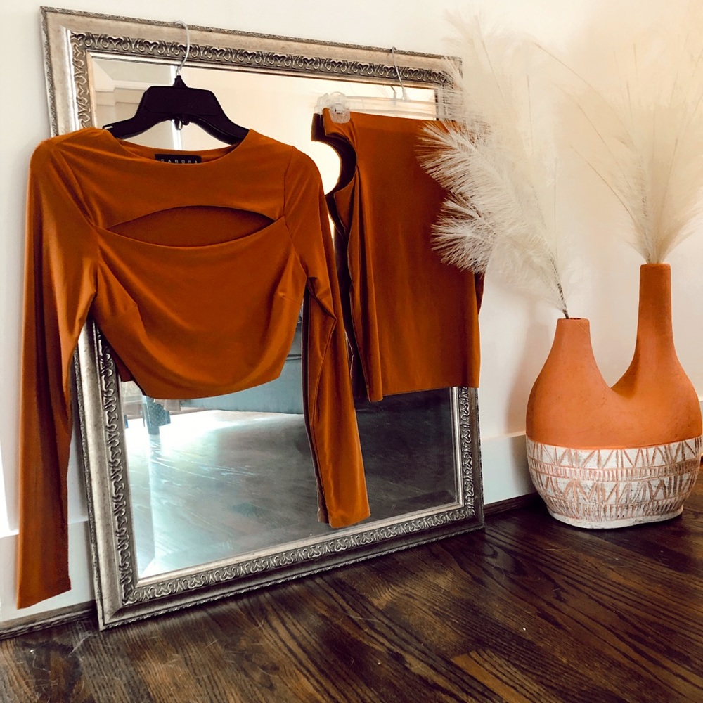 Very trendy long sleeve crop top and skirt set from SABORA! Very flattering!